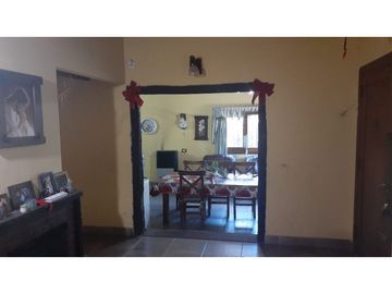 Venta Casa c/ quincho y cocheras!!! Todos los servicios!!!