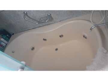 Venta Casa c/ quincho y cocheras!!! Todos los servicios!!!