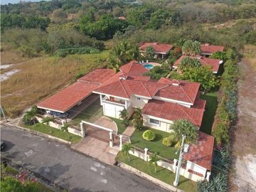 Venta: Propiedad de playa con 4 casas en Santa Clara
