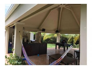 Venta: Propiedad de playa con 4 casas en Santa Clara