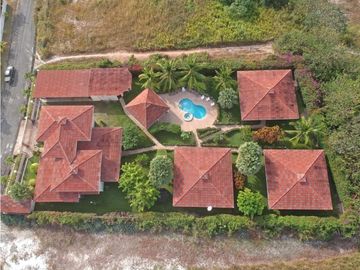 Venta: Propiedad de playa con 4 casas en Santa Clara