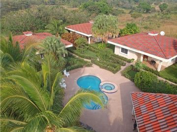 Venta: Propiedad de playa con 4 casas en Santa Clara