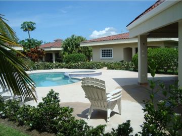 Venta: Propiedad de playa con 4 casas en Santa Clara