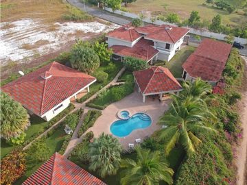 Venta: Propiedad de playa con 4 casas en Santa Clara