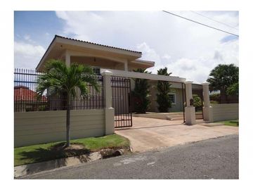 Venta: Propiedad de playa con 4 casas en Santa Clara