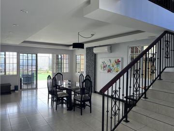 VILLA LUCRE / PH ALTOS DE SAN RAFAEL /  REMODELADA / 290M2