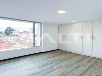 En venta exclusivo departamento nuevo con balcón, sector Ponceano.