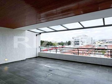 En venta exclusivo departamento nuevo con balcón, sector Ponceano.