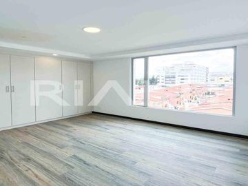En venta exclusivo departamento nuevo con balcón, sector Ponceano.