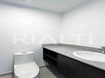 En venta exclusivo departamento nuevo con balcón, sector Ponceano.