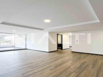 En venta exclusivo departamento nuevo con balcón, sector Ponceano.