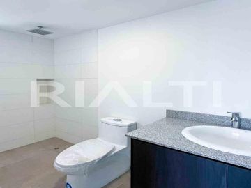 En venta exclusivo departamento nuevo con balcón, sector Ponceano.
