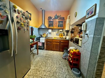 Se Vende Casa tres amb, lote propio, con cochera (Villa Lugano)