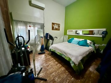 Se Vende Casa tres amb, lote propio, con cochera (Villa Lugano)