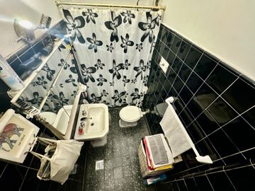 Se Vende Casa tres amb, lote propio, con cochera (Villa Lugano)