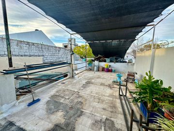 Se Vende Casa tres amb, lote propio, con cochera (Villa Lugano)