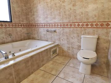 Se vende casa en Morelia, Fracc. Bosques de la Huerta