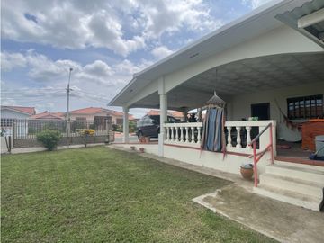 Venta: Hermosa y espaciosa casa con dos lotes en Penonomé