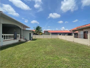 Venta: Hermosa y espaciosa casa con dos lotes en Penonomé
