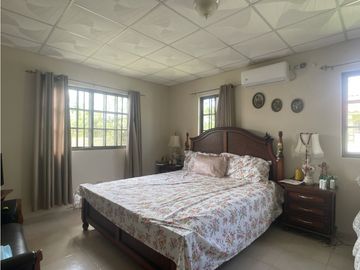 Venta: Hermosa y espaciosa casa con dos lotes en Penonomé