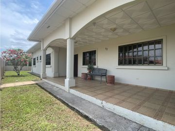 Venta: Hermosa y espaciosa casa con dos lotes en Penonomé