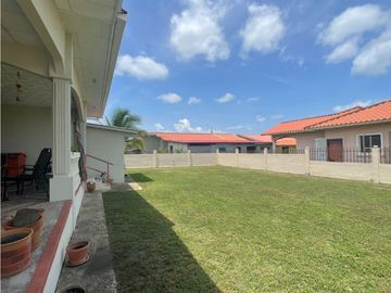 Venta: Hermosa y espaciosa casa con dos lotes en Penonomé