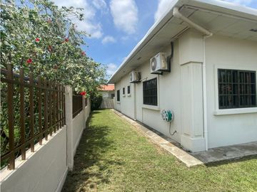 Venta: Hermosa y espaciosa casa con dos lotes en Penonomé