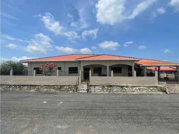Venta: Hermosa y espaciosa casa con dos lotes en Penonomé