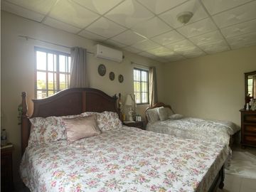 Venta: Hermosa y espaciosa casa con dos lotes en Penonomé