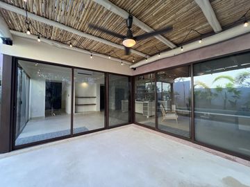 Casa de una planta con acabados rústicos de lujo