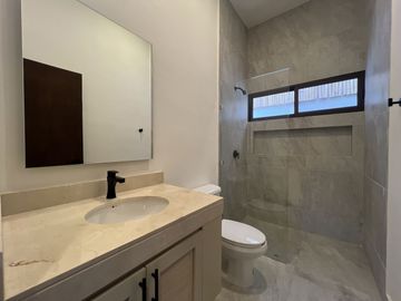 Casa de una planta con acabados rústicos de lujo