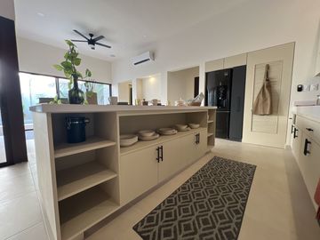 Casa de una planta con acabados rústicos de lujo