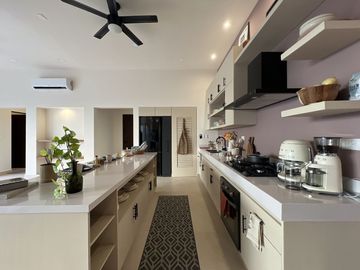 Casa de una planta con acabados rústicos de lujo