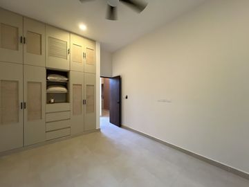 Casa de una planta con acabados rústicos de lujo