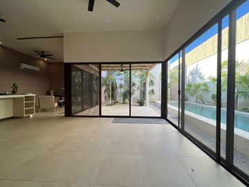Casa de una planta con acabados rústicos de lujo