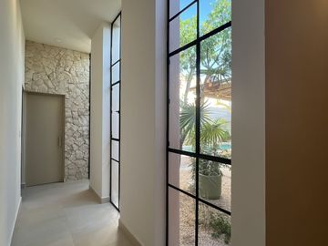 Casa de una planta con acabados rústicos de lujo