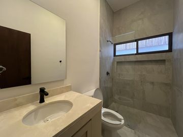 Casa de una planta con acabados rústicos de lujo