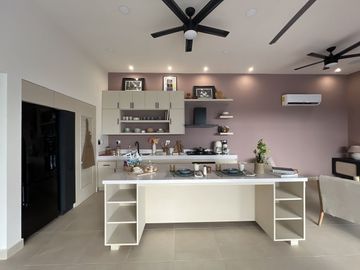 Casa de una planta con acabados rústicos de lujo