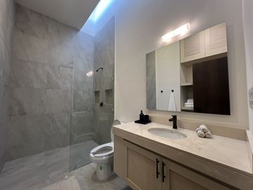 Casa de una planta con acabados rústicos de lujo