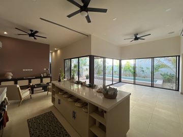 Casa de una planta con acabados rústicos de lujo