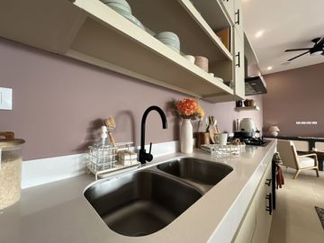 Casa de una planta con acabados rústicos de lujo