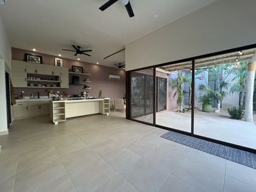 Casa de una planta con acabados rústicos de lujo