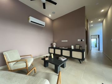 Casa de una planta con acabados rústicos de lujo