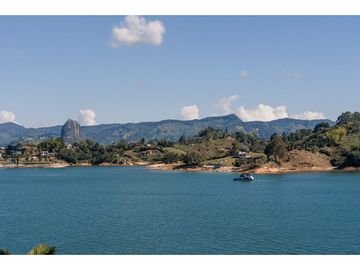 Finca Independiente con Acceso al Embalse Guatapé