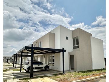 SE VENDE CASA 