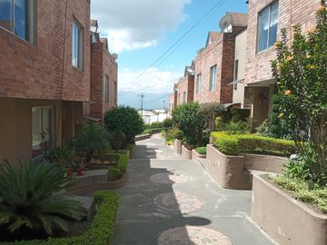 I3 CASA EN VENTA EN CONJUNTO GÉNOVA – CARCELÉN