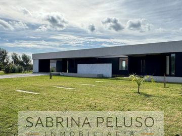 VENTA Casa en  Club de Campo La Elina, Comarcas de Lujan