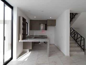 CASA EN VENTA EN MARIANO OTERO, ZAPOPAN, JAL.