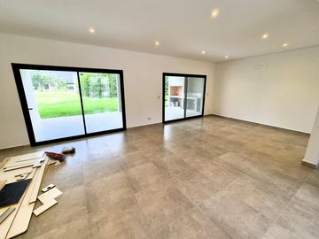 Casa en  Venta 4 ambientes a estrenar El Cantón Isla