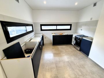 Casa en  Venta 4 ambientes a estrenar El Cantón Isla